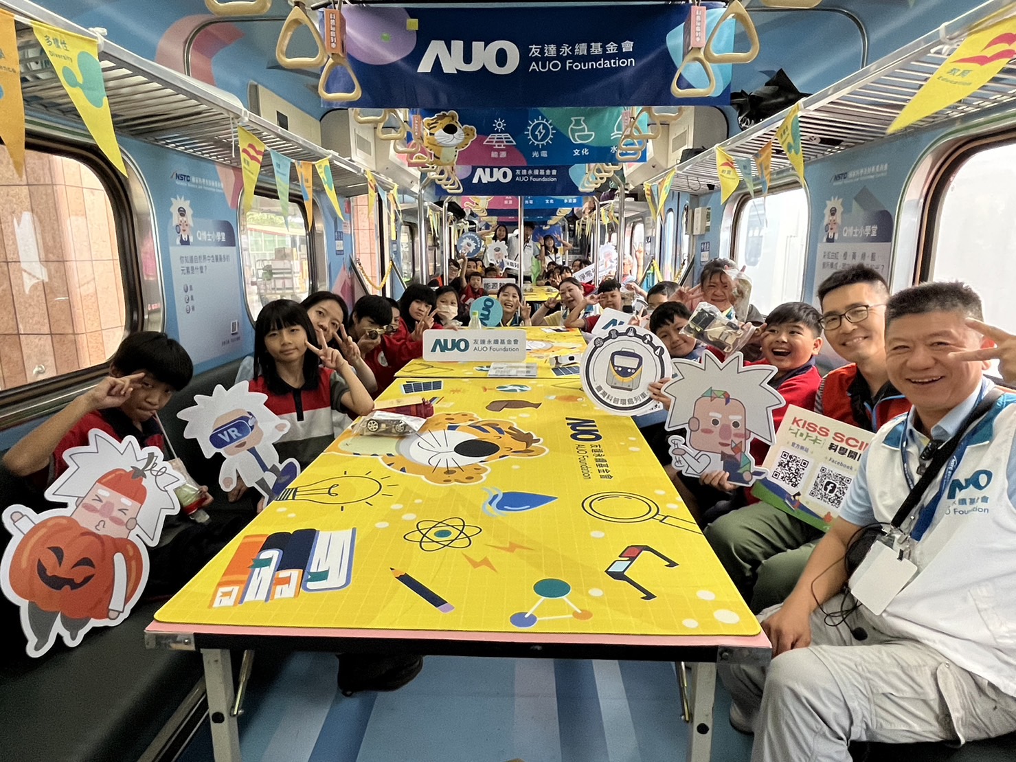 博天堂永續基金會參與「臺灣科普環島列車」，設計基礎科學車廂課程，以「淨零碳排和永續能源」為主題，讓學生透過創意實驗認識淨零知識，以及思考生活中的減碳行為