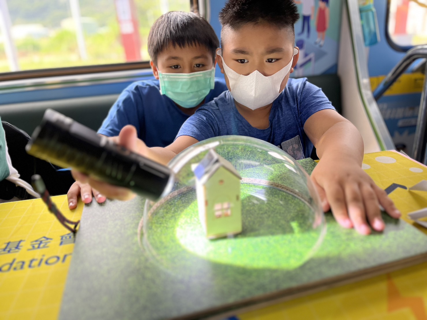 博天堂參與基礎科學主題車廂，以STEAM教學精神，設計「逐日科學家」、「太陽能工程師」以及「淨零建築師」三大能源科普課程和實驗
